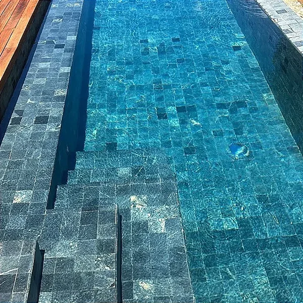 Piscina revestida com pedra Aquamarine