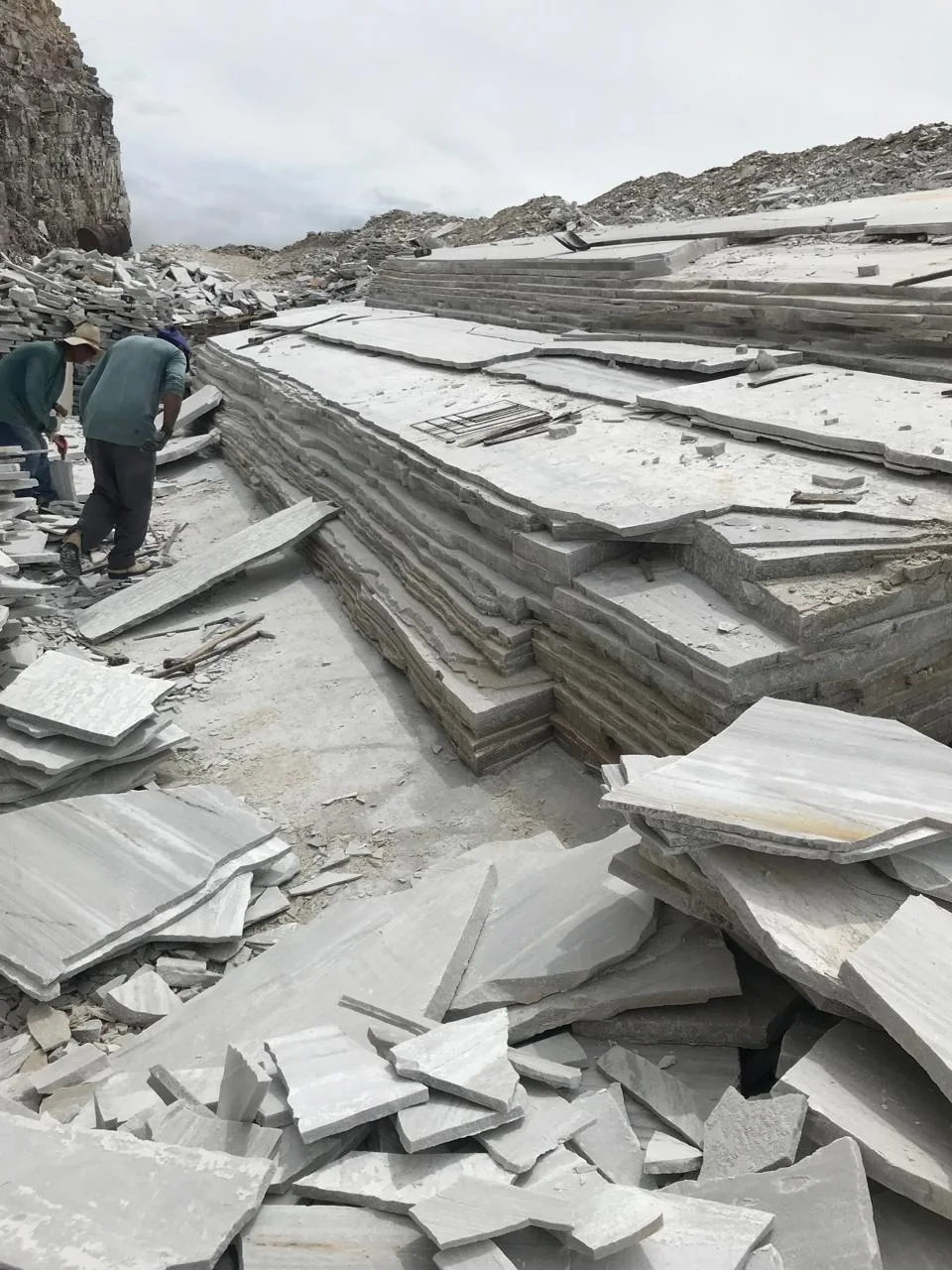 Pedreira com placas de pedra Sao Tome em separacao